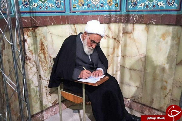 ناطق نوری در حال نوشتن رای +عکس