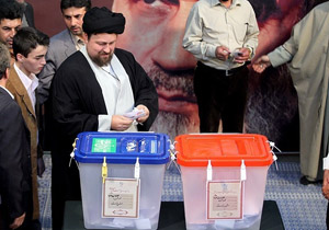 سید حسن خمینی در حسینیه جماران رای خود را به صندوق انداخت