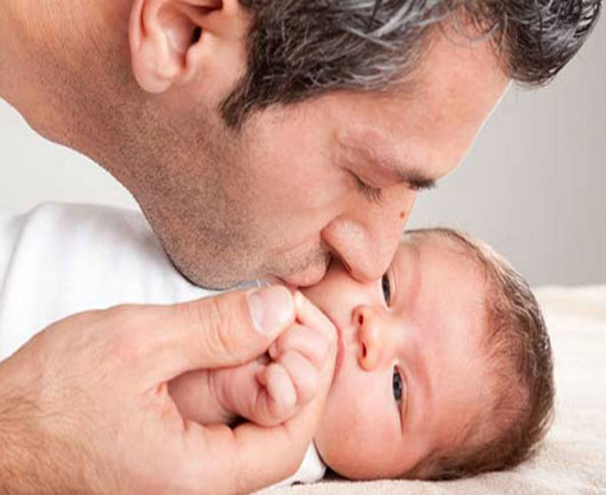 چرا باید کودک‌تان را ببوسید؟