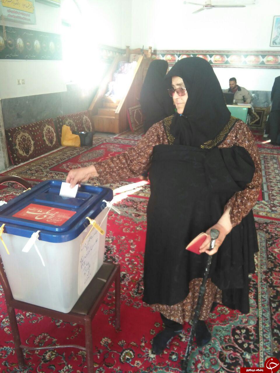 رأی دادن یک خانواده از دو نسل + تصاویر