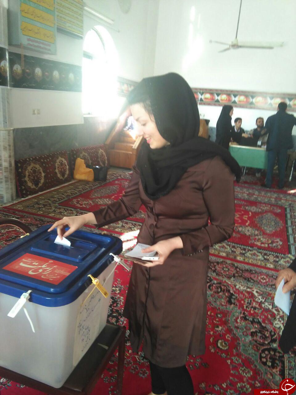 رأی دادن یک خانواده از دو نسل + تصاویر