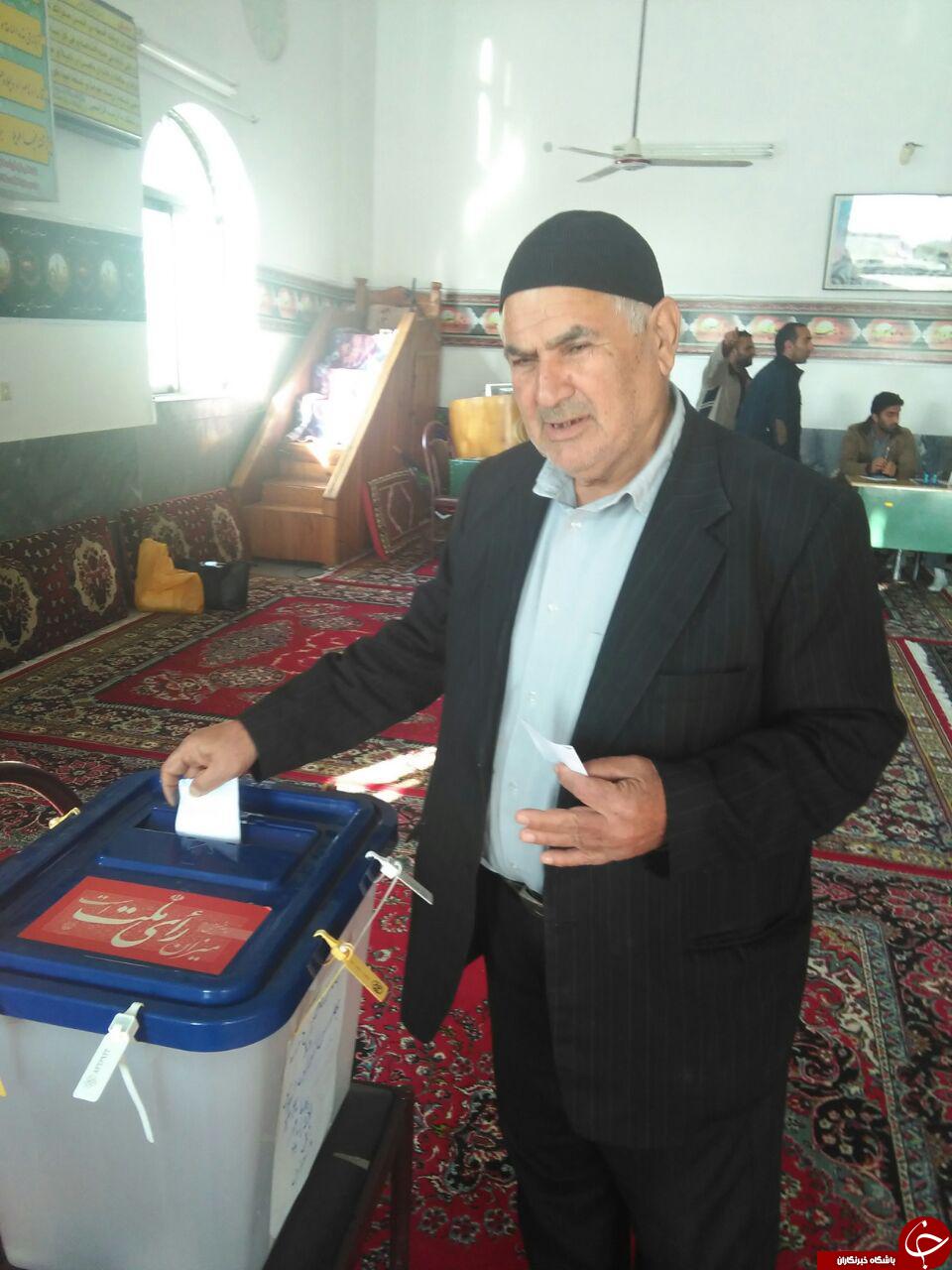 رأی دادن یک خانواده از دو نسل + تصاویر