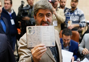 علی مطهری در حسینیه ارشاد رای خود را به صندوق انداخت