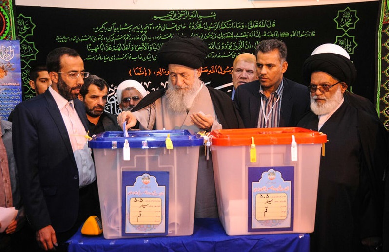 حضور جمعی از مراجع و علما پای صندق رای انتخابات هفت اسفند +تصاویر