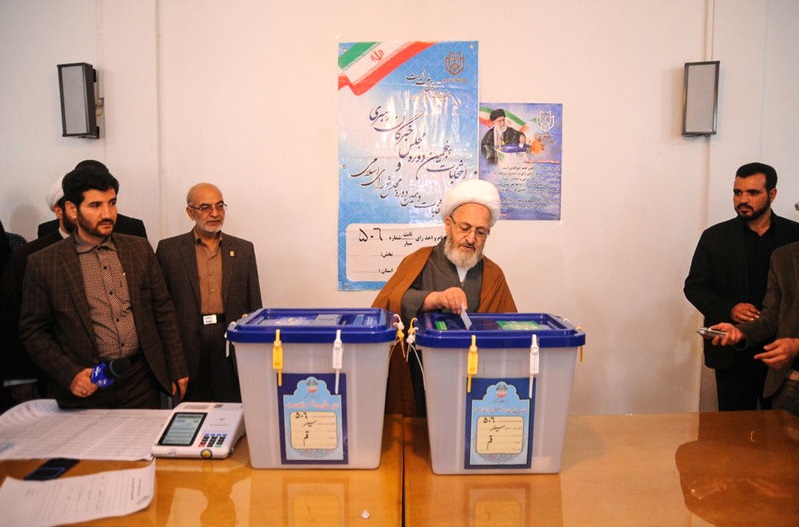 حضور جمعی از مراجع و علما پای صندق رای انتخابات هفت اسفند +تصاویر