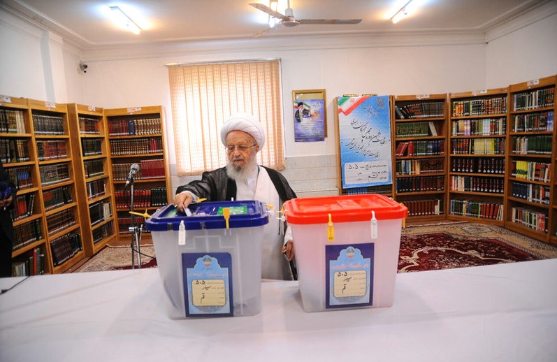 حضور جمعی از مراجع و علما پای صندق رای انتخابات هفت اسفند +تصاویر