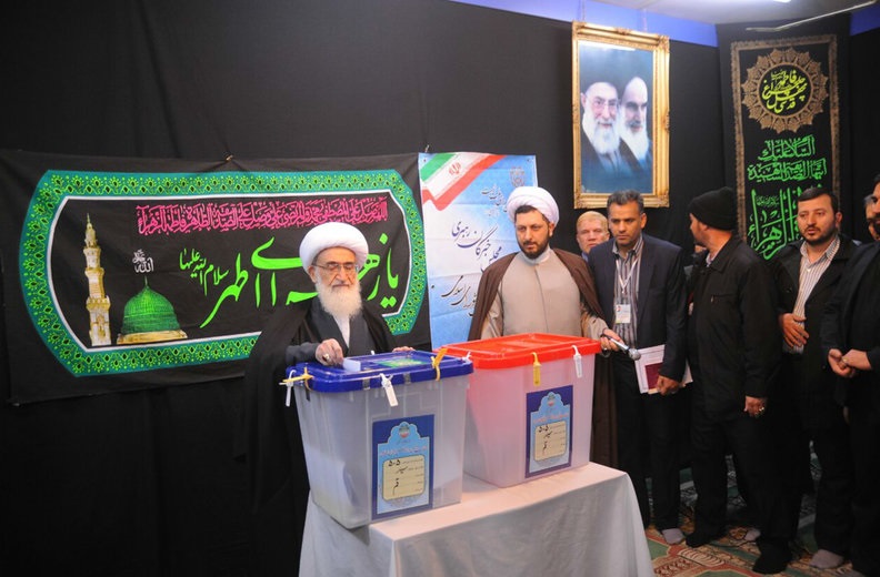 حضور جمعی از مراجع و علما پای صندق رای انتخابات هفت اسفند +تصاویر