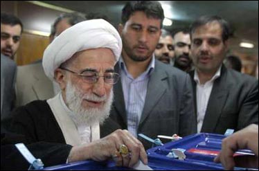 آیت&zwnj;الله جنتی رای خود را به صندوق انداخت