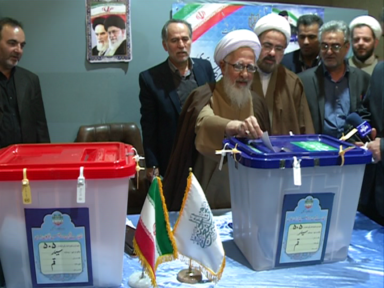حضور جمعی از مراجع و علما پای صندق رای انتخابات هفت اسفند +تصاویر