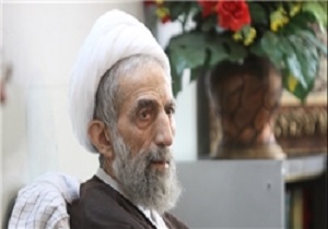 آیت الله باریک بین در پای صندوق رای