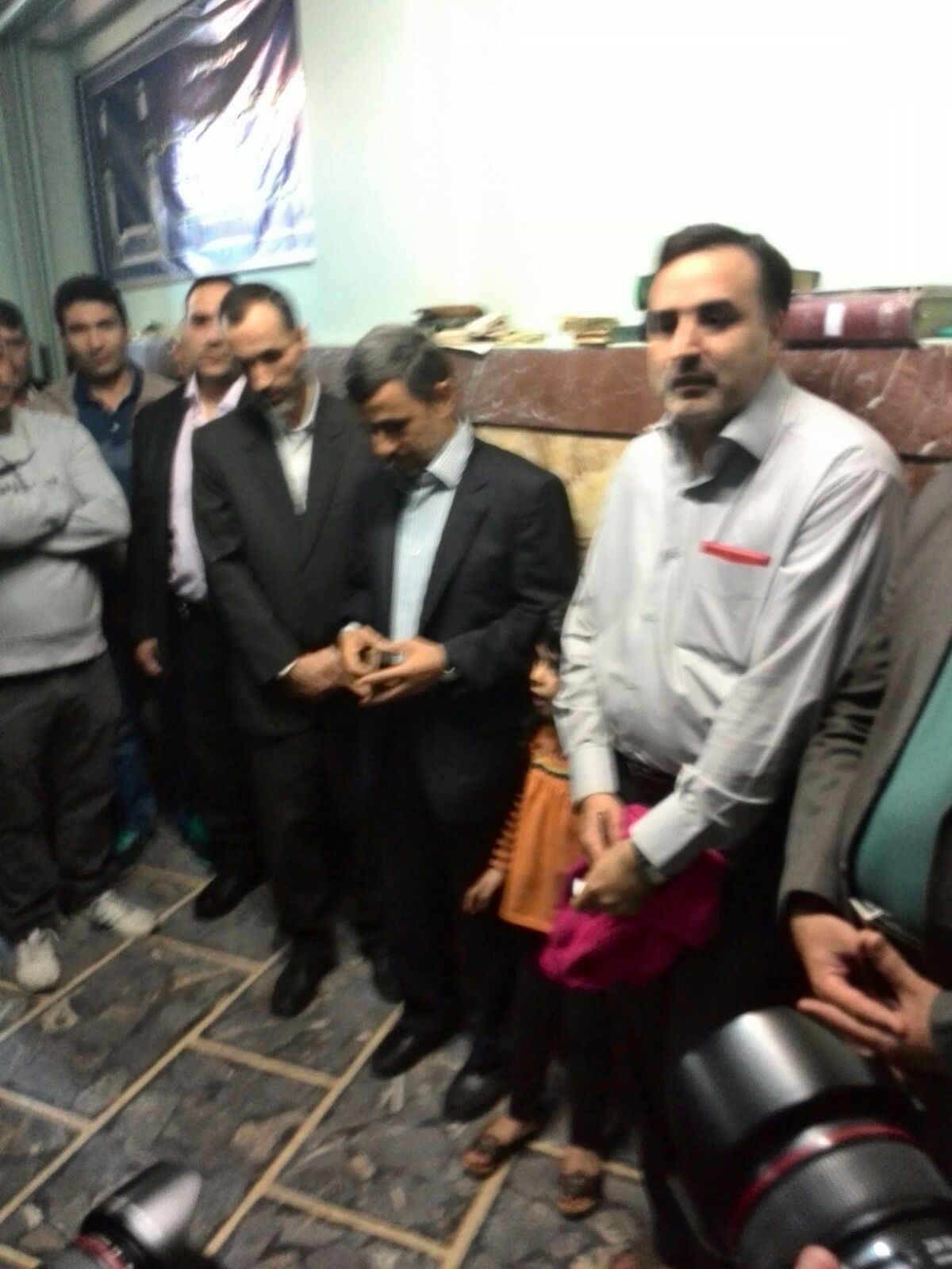 احمدی&zwnj;نژاد در صف رای&zwnj;دهندگان مسجد جامع نارمک + عکس