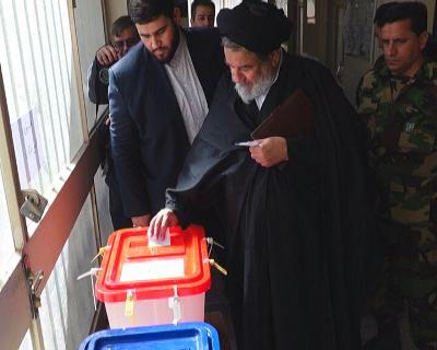 امام جمعه بافق رأی خود را به صندوق انداخت.