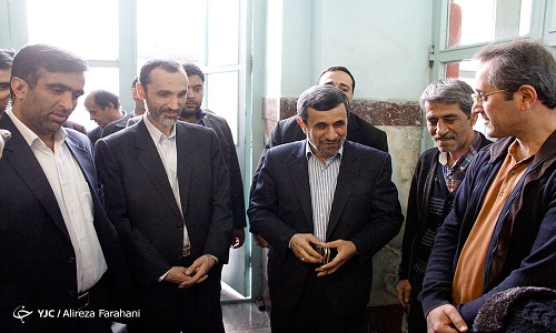 چه کسی احمدی&zwnj;نژاد را در حوزه انتخابیه نارمک همراهی کرد؟