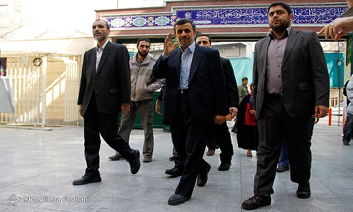 چه کسی احمدی&zwnj;نژاد را در حوزه انتخابیه نارمک همراهی کرد؟