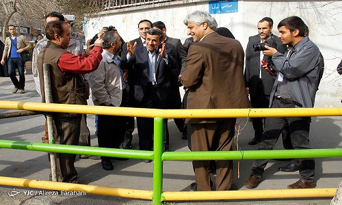 چه کسی احمدی&zwnj;نژاد را در حوزه انتخابیه نارمک همراهی کرد؟