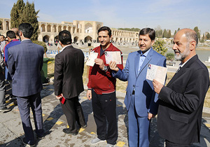 در انتخابات شرکت کنید و آینده را به نیکی رقم بزنید