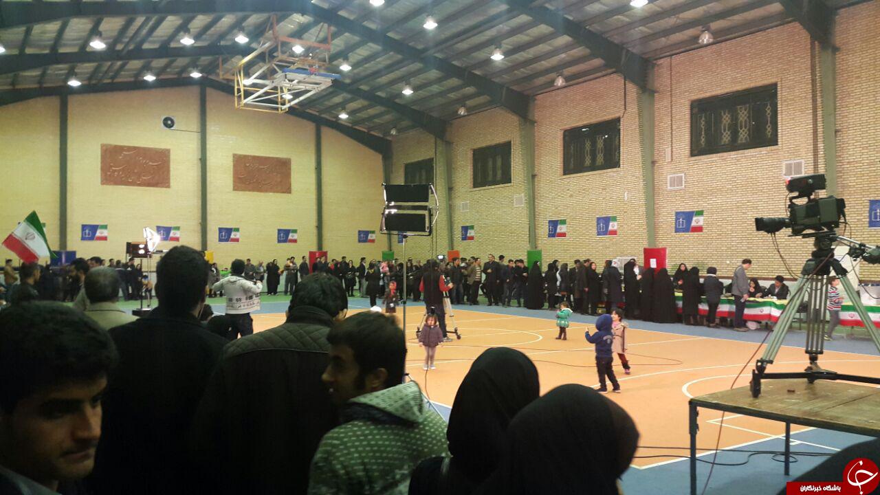 صف های اخذ رای همچنان طولانی