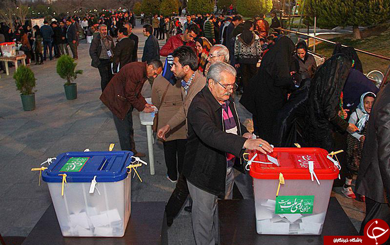 صف های اخذ رای همچنان طولانی