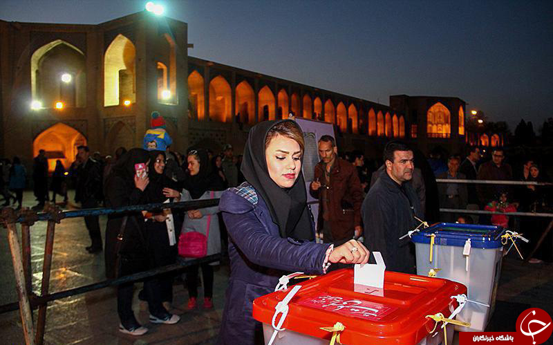 صف های اخذ رای همچنان طولانی