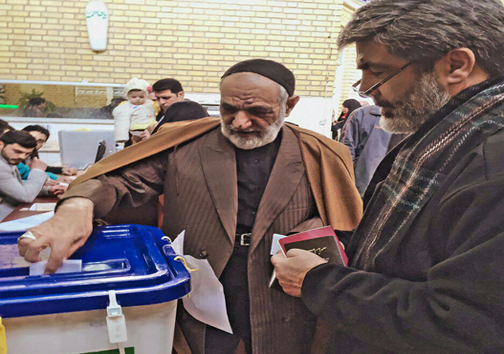 عکس/ رأی&zwnj;دادن حاج مهدی سماواتی به همراه پدر