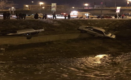 سقوط دو خودرو به دره رودخانه شهربند