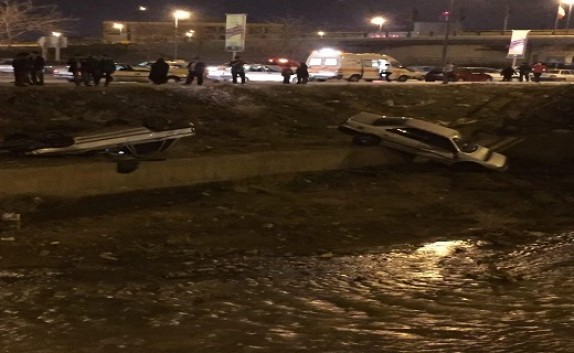 سقوط دو خودرو به دره رود شهربند