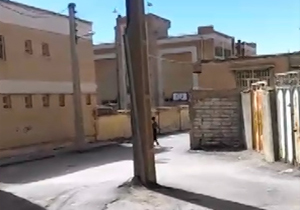 خودنمایی تیر چراغ برق در وسط کوچه + فیلم