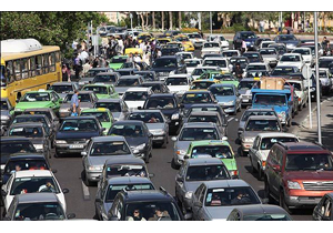 پارک نامناسب خودروها عامل ترافیک در خیابان شهدا