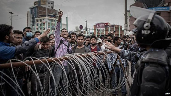 تلفات زلزله نپال از 5500 نفر فراتر رفت/ نجات پسر 15 ساله پس از پنج روز