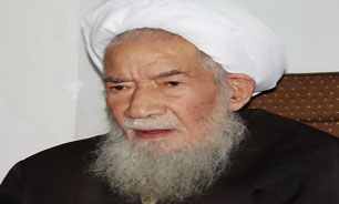 اقامه نماز آیت‌ الله‌ العظمي نوری همدانی بر پیکر مرحوم آیت الله ابوترابي