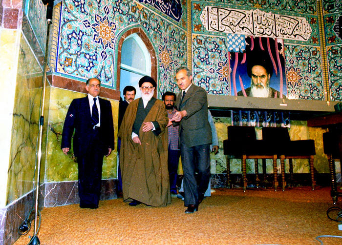 تصاویر منتشر نشده از حضور آیت الله طالقانی در مراسم ختم استاد شهید