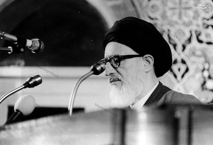 تصاویر منتشر نشده از حضور آیت الله طالقانی در مراسم ختم استاد شهید