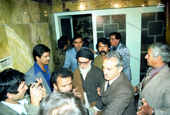 تصاویر منتشر نشده از حضور آیت الله طالقانی در مراسم ختم استاد شهید