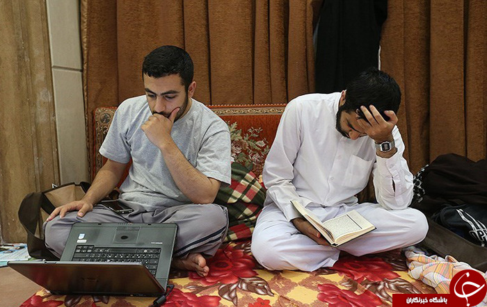 حاشیه های اعتکاف؛ گرفتن عکس سلفی تا بهره بردن از تکنولوژی