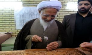 قلم زنی آیت‌ الله‌ جوادی آملی درکارگاه ساخت ضریح حرمین عسکریین(ع) + تصاویر
