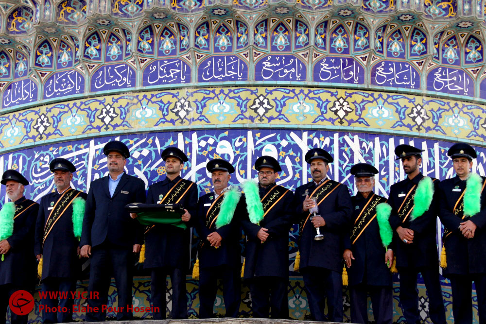 پرچم گنبد شاهچراغ (ع) در شیراز تعویض شد + تصاویر