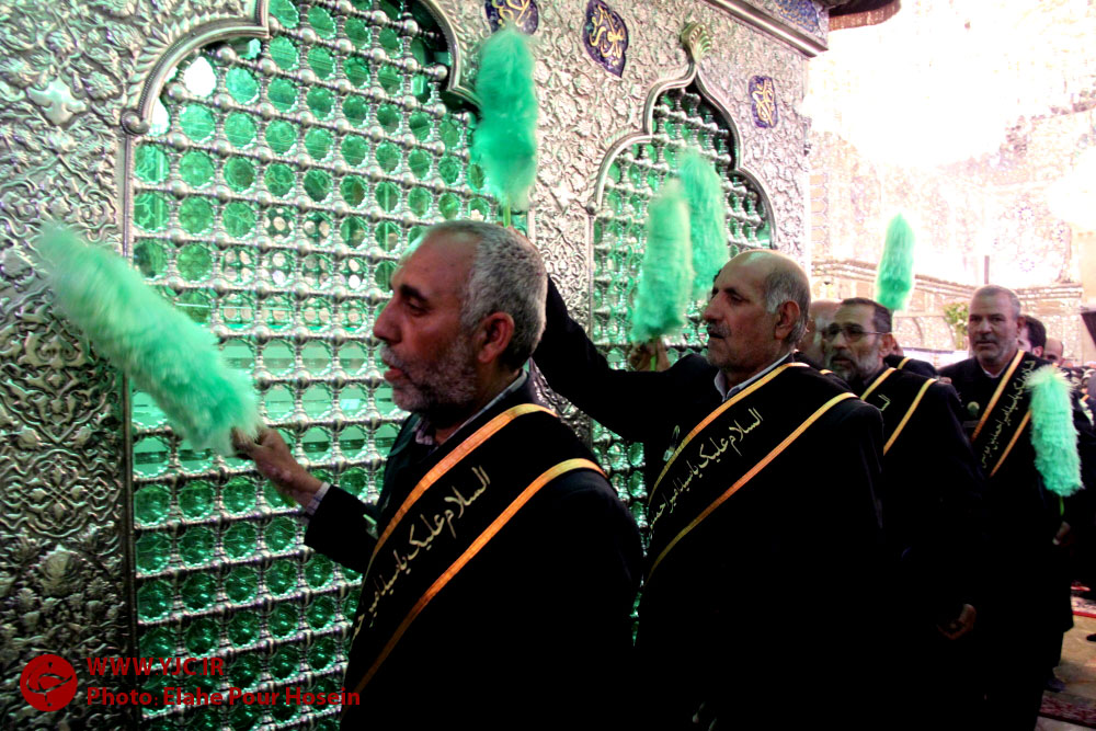 پرچم گنبد شاهچراغ (ع) در شیراز تعویض شد + تصاویر