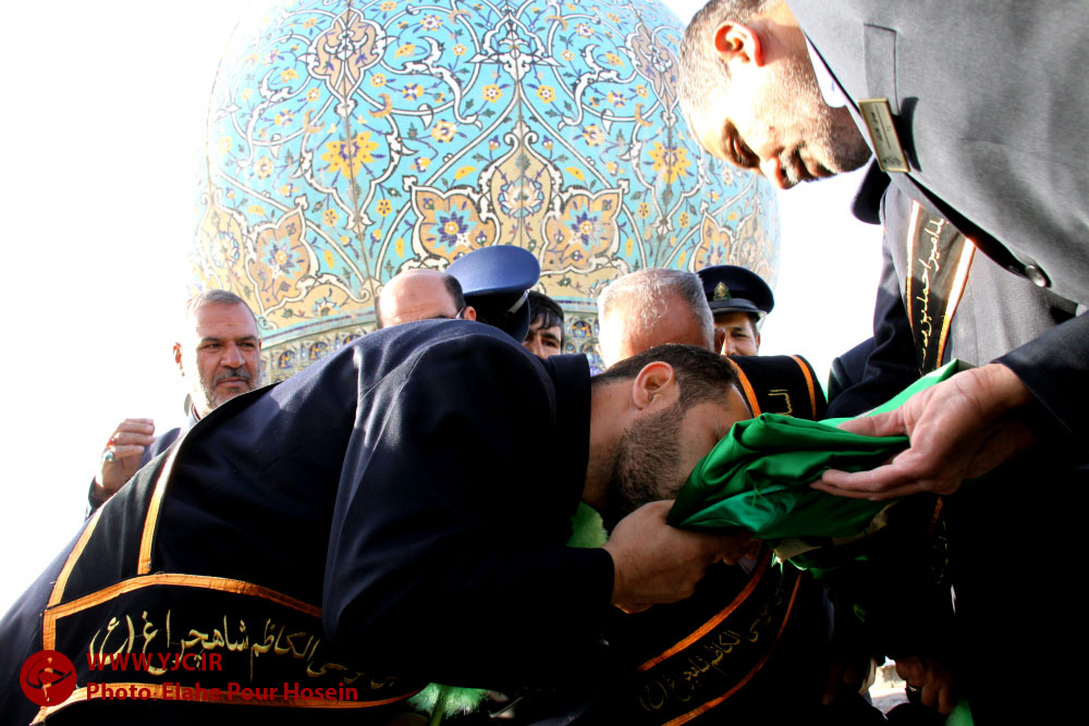 پرچم گنبد شاهچراغ (ع) در شیراز تعویض شد + تصاویر