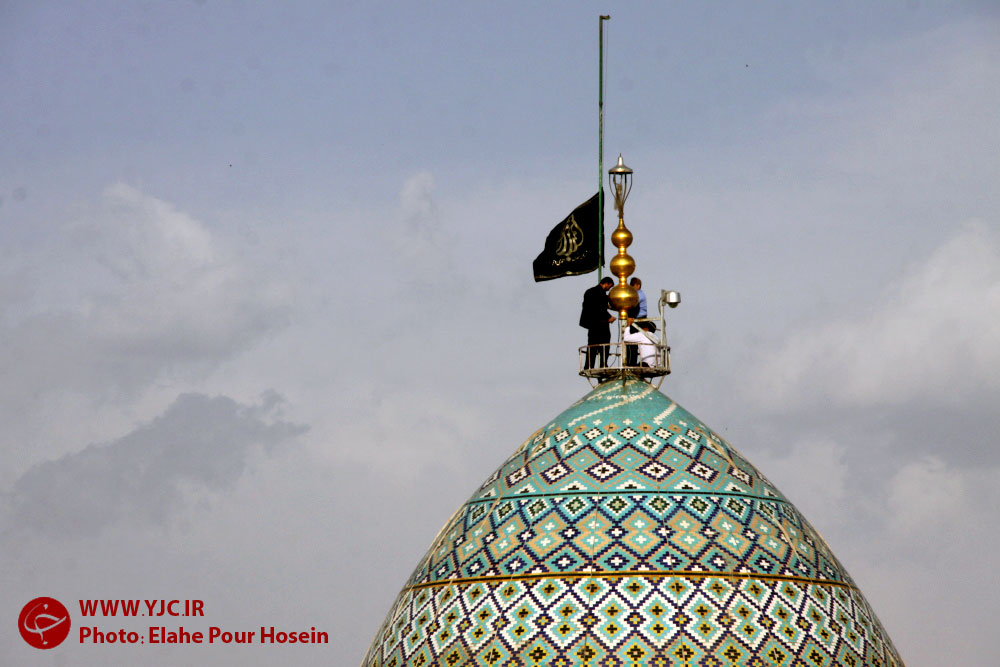 پرچم گنبد شاهچراغ (ع) در شیراز تعویض شد + تصاویر