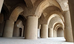 این مسجد چهل ستون نام دارد