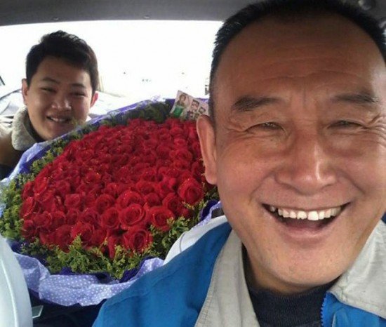 راننده&zwnj;ای که با مسافران سلفی می&zwnj;گیرد + تصاویر