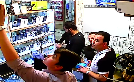 شیوه جدید 2 مرد شیاد برای کلاهبرداری از موبایل فروشان/ پلیس به دنبال متهمان فراری می&zwnj;گردد + عکس
