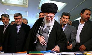 لحظاتی از حضور رهبر انقلاب در نمایشگاه کتاب + فیلم