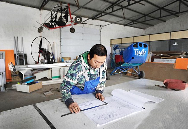 مهندسی که با آهن قراضه هواپیما ساخت + عکس