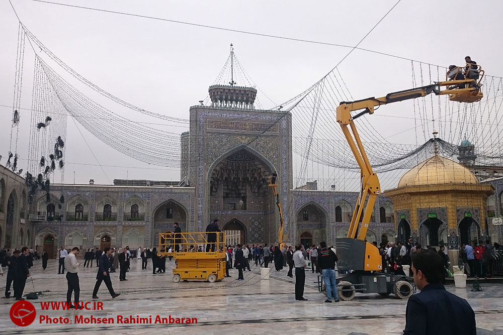 آماده سازی حرم رضوی در آستانه عید مبعث + تصاویر