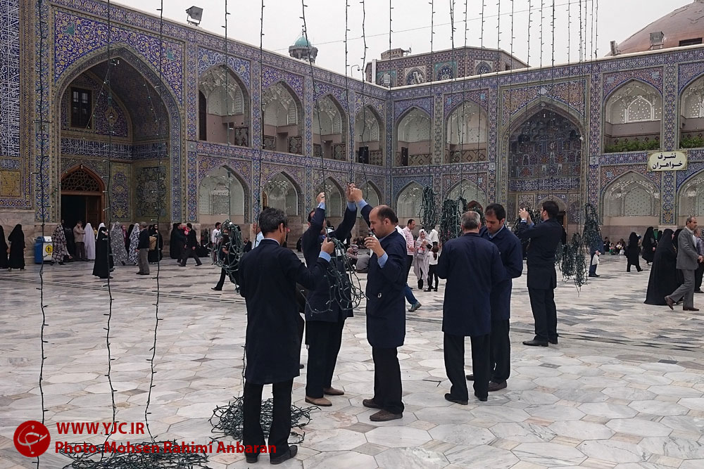 آماده سازی حرم رضوی در آستانه عید مبعث + تصاویر