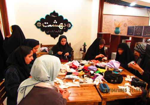اینجا برای کودکان جنگ&zwnj;زده عروسک می&zwnj;سازند
