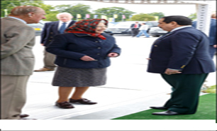 عکسی متفاوت پادشاه بحرین و ملکه انگلیس