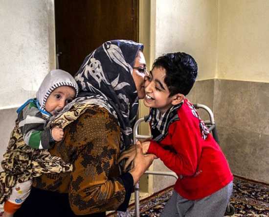 کلکسیون درد؛ دقایقی غم&zwnj;انگیز با یک کودک مبتلا به فلج مغزی + تصاویر