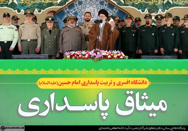 حضور "رضایی" با لباس سپاه در مراسم دانش‎آموختگی دانشجویان افسری + عکس